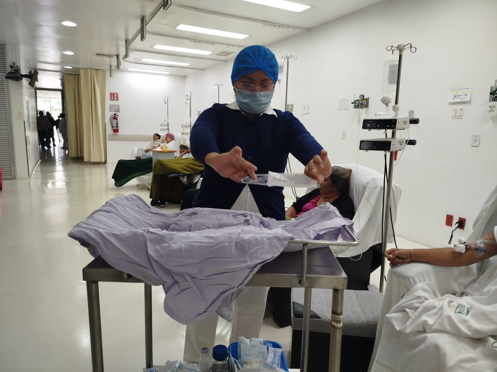 Enfermera Nahomi brindando cuidado profesional